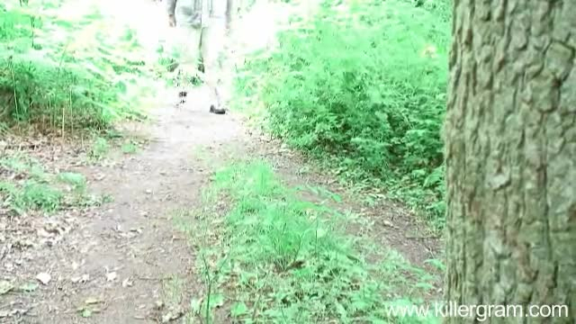 Молодая парочка ебется посреди леса